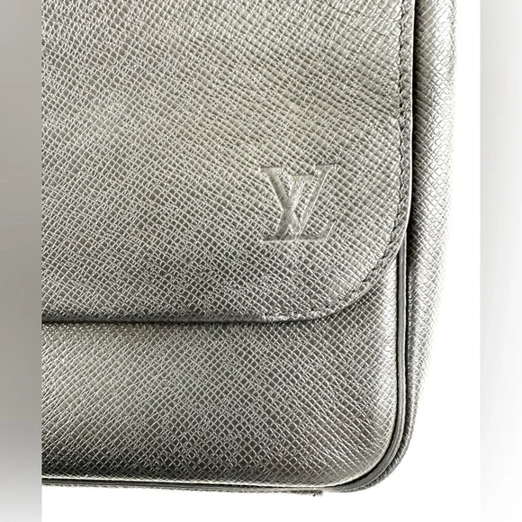 Louis Vuitton District PM Black Taiga Messenger Crossbody Shoulder Bag Dust Bag - Picture 9 of 16